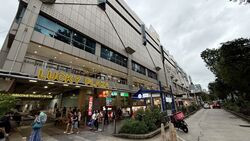 Lucky Plaza (D9), Retail #495098811